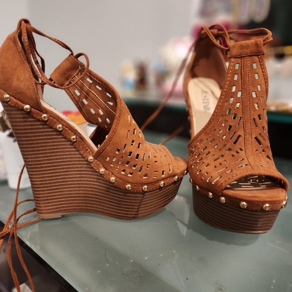 Wedge sandals in faux suede